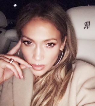 Дрейк подарил Дженнифер Лопес ожерелье за 100 тысяч долларов