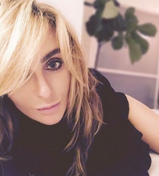 Личные кадры: Катя Варнава позирует в постели с любимым мужчиной