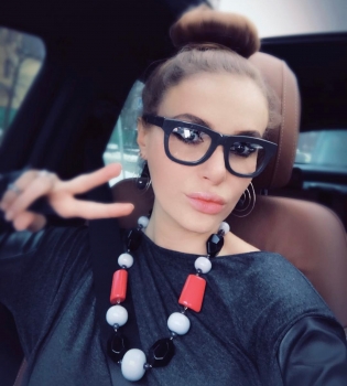 Поцелованная солнцем: Слава из &quot;Неангелов&quot; показала свои веснушки