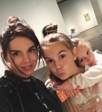 Девочки на кухне: Анна Седокова с дочками испекла армянский торт