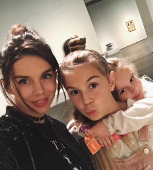 Девочки на кухне: Анна Седокова с дочками испекла армянский торт