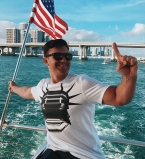 Николай Тищенко соблазняет голым торсом на пляже