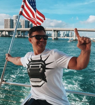 Николай Тищенко соблазняет голым торсом на пляже