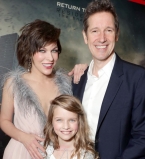 Милла Йовович с мужем и дочерью