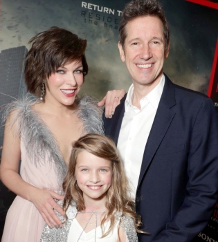 Милла Йовович с мужем и дочерью