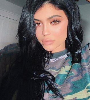 Кайли Дженнер похвасталась упругими ягодицами и отменной растяжкой