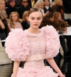 Роскошный выход: Лили-Роуз Депп покорила публику на показе Chanel