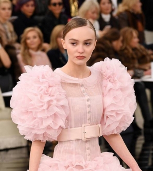 Роскошный выход: Лили-Роуз Депп покорила публику на показе Chanel
