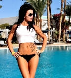 Победившая рак Юлия Волкова демонстрирует стройное тело с многочисленными тату