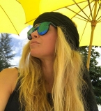 Последний день отдыха: Вера Брежнева показала идеальную фигуру в золотом купальнике