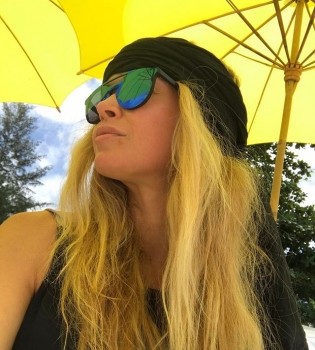 Последний день отдыха: Вера Брежнева показала идеальную фигуру в золотом купальнике