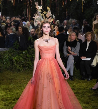 Ночь в музее: лучшие образы шоу Dior Couture весна-лето 2017