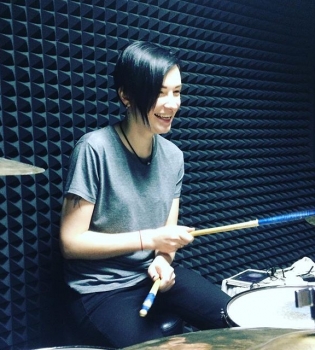 Как рок-дива: Анастасия Приходько снова поменяла прическу