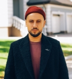 Привет из Дубая: Монатик позирует в  белом платье