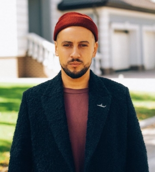 Привет из Дубая: Монатик позирует в  белом платье