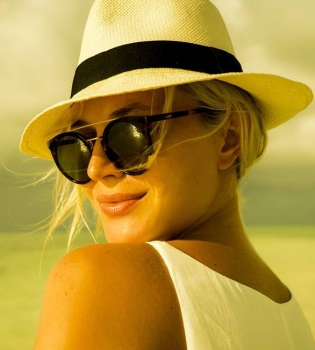 Это любовь: беременная Полина Гагарина позирует с мужем на пляже