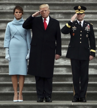 Немного приуныла: пользователи высмеяли грустную Меланию Трамп на инаугурации мужа