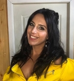 Джамала в ярком желтом наряде позирует с мамой на шоу &quot;Голос країни&quot;