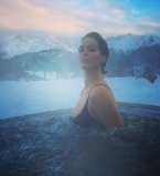 Холодно, но красиво: Даша Астафьева позирует в сексуальном купальнике на фоне зимних гор