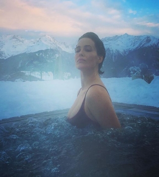 Холодно, но красиво: Даша Астафьева позирует в сексуальном купальнике на фоне зимних гор