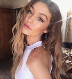 Фотофакт: Джиджи Хадид перекрасила волосы в красный свет