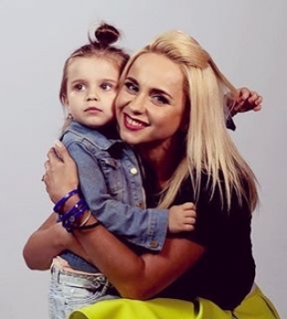 Обнимашек много не бывает: Лилия Ребрик позирует с крошкой-дочерью