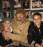 Три сыночка и лапочка-дочка: Дэвид Бекхэм позирует с детьми