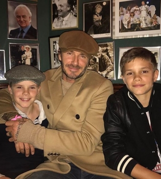 Три сыночка и лапочка-дочка: Дэвид Бекхэм позирует с детьми