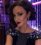 Ольга Бузова покоряет публику в стильном красном наряде