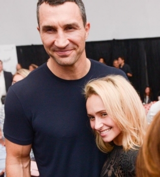 Невеста Владимира Кличко продает свою одежду, чтобы спасти дельфинов