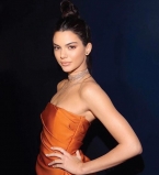 Яркий макияж и красное белье: Кендалл Дженнер поделилась пикантным снимком