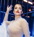 Даша Астафьева появилась на вечеринке в белом платье с перьями