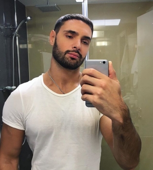 Горячий мужчина: Виталий Козловский разделся и показал идеальный пресс