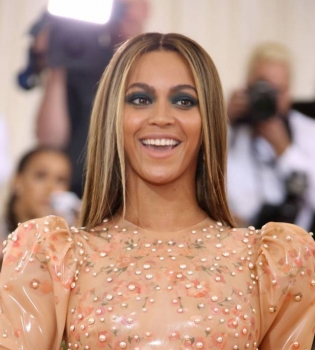 Рианна, Мэрайя Кэри, Соланж Ноулз: звезды поздравили Бейонсе с беременностью