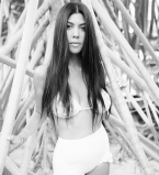 Сексуальные сестрички: Кортни и Ким Кардашьян показали аппетитные формы в бикини