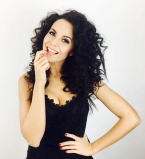 Настя Каменских похвасталась сексуальной фигурой в откровенном наряде