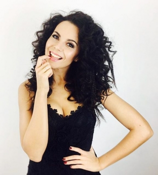 Настя Каменских похвасталась сексуальной фигурой в откровенном наряде