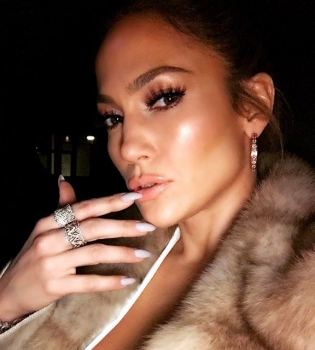 По-богатому: Дженнифер Лопес позирует в золотом боди для новой фотосессии