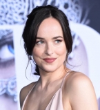 Дакота Джонсон обескуражила публику сверхоткровенным декольте на премьере "На 50 оттенков темнее"