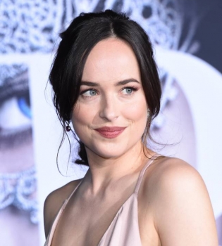 Дакота Джонсон обескуражила публику сверхоткровенным декольте на премьере &quot;На 50 оттенков темнее&quot;