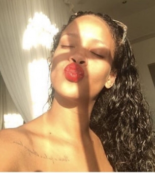 Акцент на ягодицы: Рианна поделилась соблазнительным фото Мэрайи Кэри