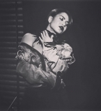 Гайтана поделилась нежным снимком с оголенной грудью