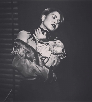 Гайтана поделилась нежным снимком с оголенной грудью