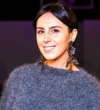 Изысканный соблазн: Джамала позирует в элегантном платье с глубоким декольте