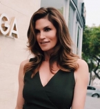 Синди Кроуфорд в шляпе и платье-корсете блистает на обложке Vogue