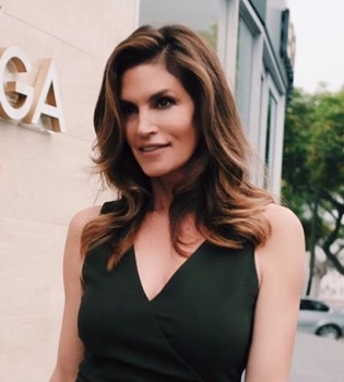 Синди Кроуфорд в шляпе и платье-корсете блистает на обложке Vogue