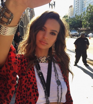 Стильно: Эмили Ратаковски показала новую стрижку