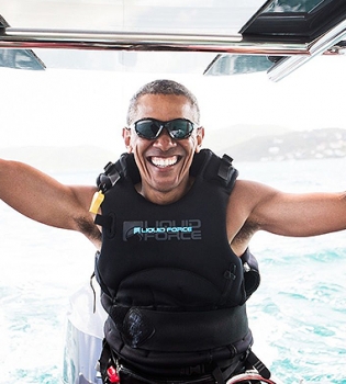 Каникулы экс-президента: сеть взорвало видео Барака Обамы с отдыха на острове