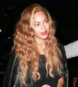 Бейонсе на заметку: Анджелина Джоли, Дженнифер Лопес, Мэрайя Кэри и другие звезды, воспитывающие двойняшек