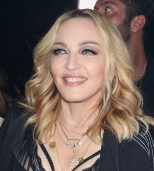 Мадонна удочерит девочек-близняшек из Малави